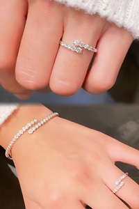 กำไลข้อมือทองคำแท้ 18K แบบปรับขนาดได้สำหรับผู้หญิง ประดับเพชรธรรมชาติ ยี่ห้อ Xinfly รุ่น Custom ดีไซน์เปิดได้ ยืดหยุ่นได้ ของแท้ ทำเองได้ - Product Image 6