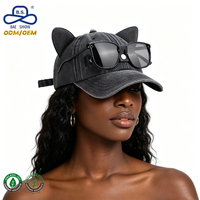 Gorra de Béisbol Estilo Urbano de Mezclilla Desgastada Premium de Hat Factory con Orificio para Gafas de Sol y Orejas de Gato para un Look Casual y Moderno