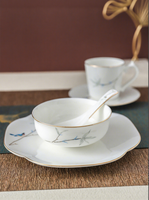 Nouvel ensemble de vaisselle élégant en porcelaine fine chinoise, finition lisse et brillante, avec bordure dorée et motifs imprimés, pour la table domestique