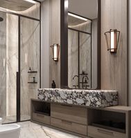 Meuble-lavabo de salle de bain de luxe italien sur mesure avec double vasque large et miroir LED éclairé pour salles de bain à tons clairs