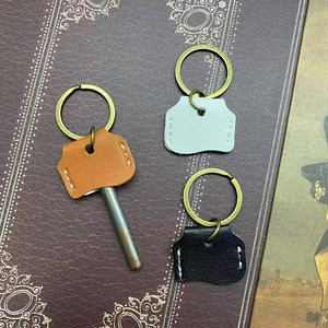 Leather <b>key</b> case, scratch-resistant <b>key</b> ring with stitching, universal <b>key</b> <b>tag</b> with logo printing. - Product Image 1