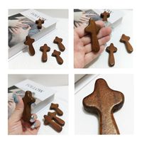 Croix Catholique en Bois Naturel Charme Artisanat Pendentif Cadeau de Pâques Prière pour le Christianisme Bois de Pin Tenant la Prière Objets Sacrés