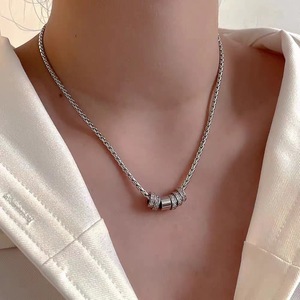 ニュートラルチタンスチールラウンドリングペンダントネックレス - 女性向けニッチデザイン、男性のトレンディな着用にも多用途。 - Product Image 1