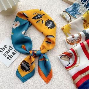 Sciarpa Quadrata in Poliestere Primaverile Multifunzionale con Stampa Serigrafica, Protezione Solare, 70cm, per Donna - Product Image 5