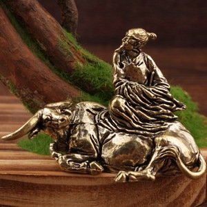 Ornement en laiton de Lao Tzu chevauchant un taureau, décoration pour la maison, le bureau ou le bureau d'étude, artisanat artistique culturel, petite décoration - Product Image 1