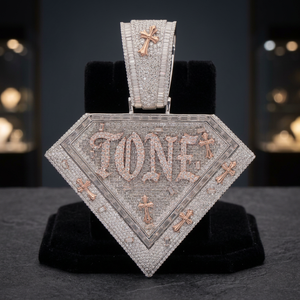 จี้รูปโล่ห์ผู้ชายแบบ Iced Out ประดับตัวอักษรเดียว ฝังเพชรโมอิสซาไนต์แบบละเอียด สร้อยคอฮิปฮอปสุดหรู - Product Image 2