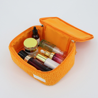Sac à maquillage en peluche BSCI, sac à cosmétiques en velours doux pour femmes, sac à fermeture éclair, organisateur de pinceaux de maquillage et de produits de toilette pour femmes et filles