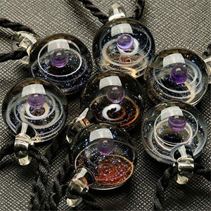 Galaxy Planet Nebula Ribbon Vortex Cosmos Series Collier au design unique Pendentif boule d'univers en verre - Product Image 2