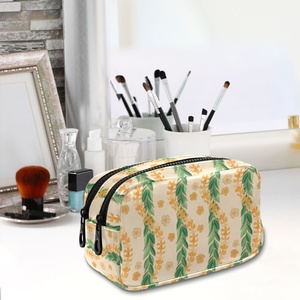 Pochette de toilette de voyage en cuir personnalisée avec logo, motif floral hawaïen Puakenikeni et feuilles de Maile, petite trousse à cosmétiques - Product Image 6