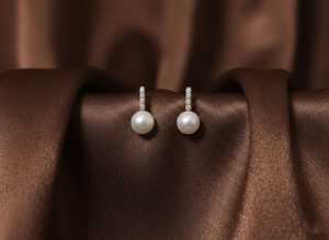 Pendientes colgantes Vogue de oro de 18 quilates con perlas y diamantes. Pendientes sofisticados con perlas redondas luminosas y diamantes blancos brillantes. - Product Image 4