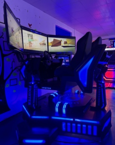 เครื่องเล่นเกมแข่งรถ VR 2 ที่นั่ง 3 จอ พร้อมระบบจำลองการขับขี่ 3 DOF วัสดุโลหะและพลาสติก สำหรับห้างสรรพสินค้า ลดราคาพิเศษ - Product Image 4