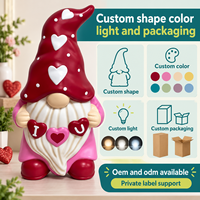 Figurine Gonk barbue lumineuse avec chapeau bordeaux, centre de table pour boutique de cadeaux, décoration de festival de février, importateur en gros, partenaire d'approvisionnement