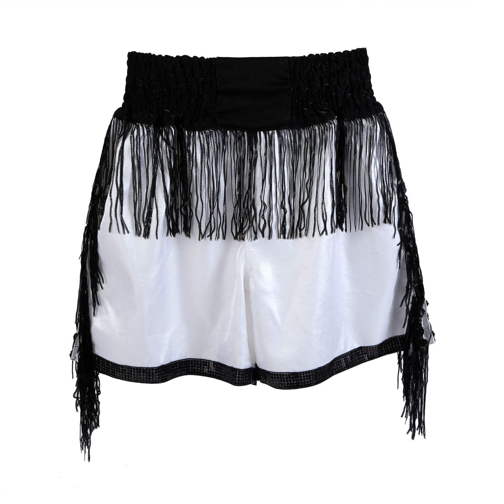 พู่สีขาวและสีดำ