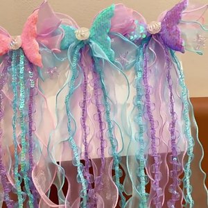 طقم شعر نسائي بتصميم حورية البحر، يتضمن تاج ومشابك لؤلؤية وشريط سماوي وسلسلة نسيجية وحلية من السبائك، بألوان باستيل حلوة - Product Image 1