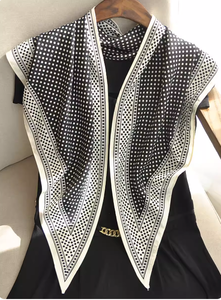 Sciarpa Triangolare in Chiffon Personalizzabile con Pois Verdi e Bordo Geometrico, Leggera e Multifunzionale - Product Image 4