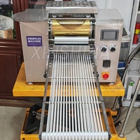 Machine à laminer la pâte Chapati entièrement automatique Machine à fabriquer les crêpes industrielles et commerciales à mille couches Machine à presser les croûtes