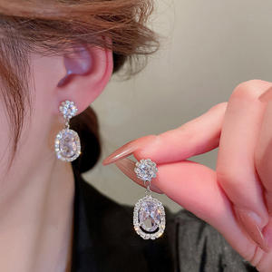 Eleganti Orecchini Pendenti in Oro Bianco con Design Floreale in Cristallo e Strass per Donna, Stile Classico da Festa, Montatura in Argento 925 - Product Image 4