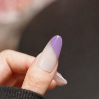 Faux ongles longs en amande à presser, base nude, violet lavande, blocs de couleur géométriques, ligne blanche, brillants