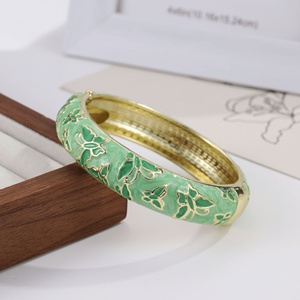Bracelet jonc large à charnière à ressort en alliage de zinc plaqué or, émail cloisonné papillon gaufré, couleurs pastel variées pour femme, vente en gros - Product Image 4