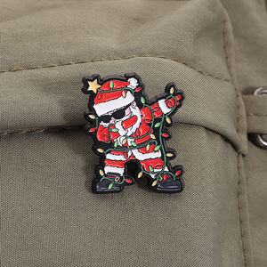 Spilla Smaltata Buon Natale Cartone Animato Babbo Natale Gesto OK Spilla per Zaino da Bavero Distintivo Gioiello Regalo Ingrosso - Product Image 3