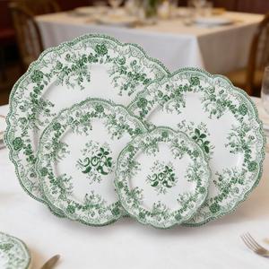 Surtido de Platos de Porcelana Elegantes con Escenas Florales Artísticas en Verde para Arreglos de Mesa de Boda con Espíritu Libre - Product Image 1