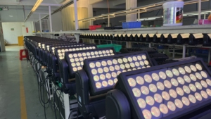 Luz de Cabeza Móvil COMET 44IP 44X15W RGBW 4IN1 LED Matrix WASH con Luz de Colores, IP65, Entrada/Salida PowerCON TRUE1 - Product Image 4