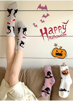 Chaussettes jetables mi-mollet pour femmes, chaudes et épaisses, en polaire corail respirante, à motif dessin animé amusant, pour Halloween, automne et hiver, avec logo sur le revers, vente en gros