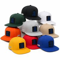Casquette à visière plate perforée personnalisée OEM ODM avec patch logo en relief et étiquette latérale argentée pour les marques de streetwear de créateurs