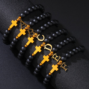 Pulsera de cuentas de ágata negra para hombre con cruz dorada y dije con inicial M para regalo o uso en oración - Product Image 2