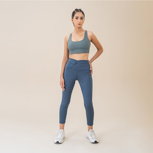 Ensemble de yoga deux pièces vert, legging taille haute et crop top à col rond, sans couture, couleur unie, respirant, pour l'entraînement - Product Image 1