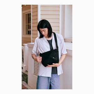 Sac bandoulière en polyester léger avec poche arrière dissimulée KEIRYO LightFlow Simplicity S 26x21.5cm pour femme En stock Taïwan - Product Image 2