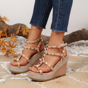 Sandales compensées à rivets pour femmes, style européen et américain, nouvelle collection été, plateforme à semelle épaisse, bout ouvert, style romain, vente en gros - Product Image 1