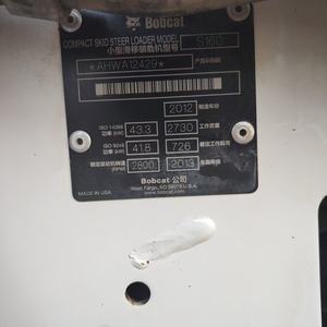 Mini chargeuse sur pneus de 3,5 tonnes, très pratique et capable de réaliser de nombreuses tâches. Il est confortable de conduire. Chargeur Bobcat S220 d'occasion - Product Image 3