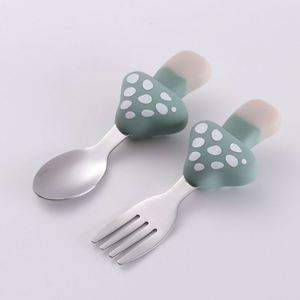 Juego de cucharas curvadas de silicona suave para bebés, vajilla de acero inoxidable para bebés y niños pequeños, juego de cucharas curvadas para comer fácilmente - Product Image 4