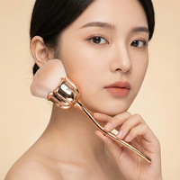 Kuas Makeup Bentuk Bunga Satu Buah, Bulu Lembut Besar, Gagang Plastik Serat Buatan Berlapis Emas Desain Mawar Baru