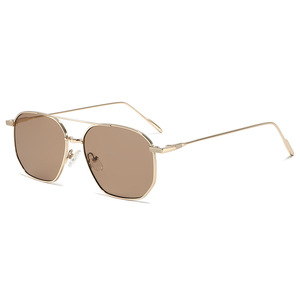 Lunettes de soleil de luxe en métal pour femmes, verres PC UV400, protection solaire tendance pour les voyages, monture durable, noires - Product Image 2
