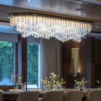 Lustre suspendu personnalisé en acier, acrylique et cristal avec LED, télécommande incluse, idéal pour les halls d'hôtel, villas et projets à plafonds hauts