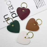 Porte-clés en cuir en forme de cœur, porte-clés monogramme pour filles, porte-clés de voiture en PU, pendentif en cuir, cadeau de Noël pour adolescents, cadeau de Noël