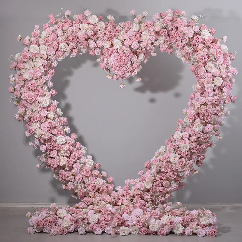 ขายร้อนสีชมพูรูปหัวใจดอกไม้ Arch พร้อมขาตั้งประดิษฐ์ดอกกุหลาบฉากหลังงานแต่งงานตกแต่งหัวใจดอกไม้ Arch