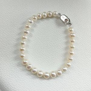 แหวนและกำไลข้อมือเงินแท้ S925 คุณภาพสูง ประดับมุกน้ำจืดแท้ ไม่ผ่านการแปรรูปด้วยสารเคมี ขนาด 5-6 มม. ทรงกลม แสงเงาสวยงาม ไร้ตำหนิ - Product Image 1