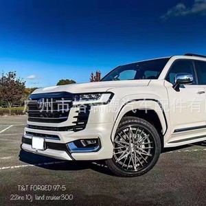 ชุดแต่งตัวถังรถยนต์สำหรับแลนด์ครุยเซอร์ 2022 LC300: ซุ้มล้อหน้าและหลัง สีขาวมุก สีดำเงาใหม่ - Product Image 1