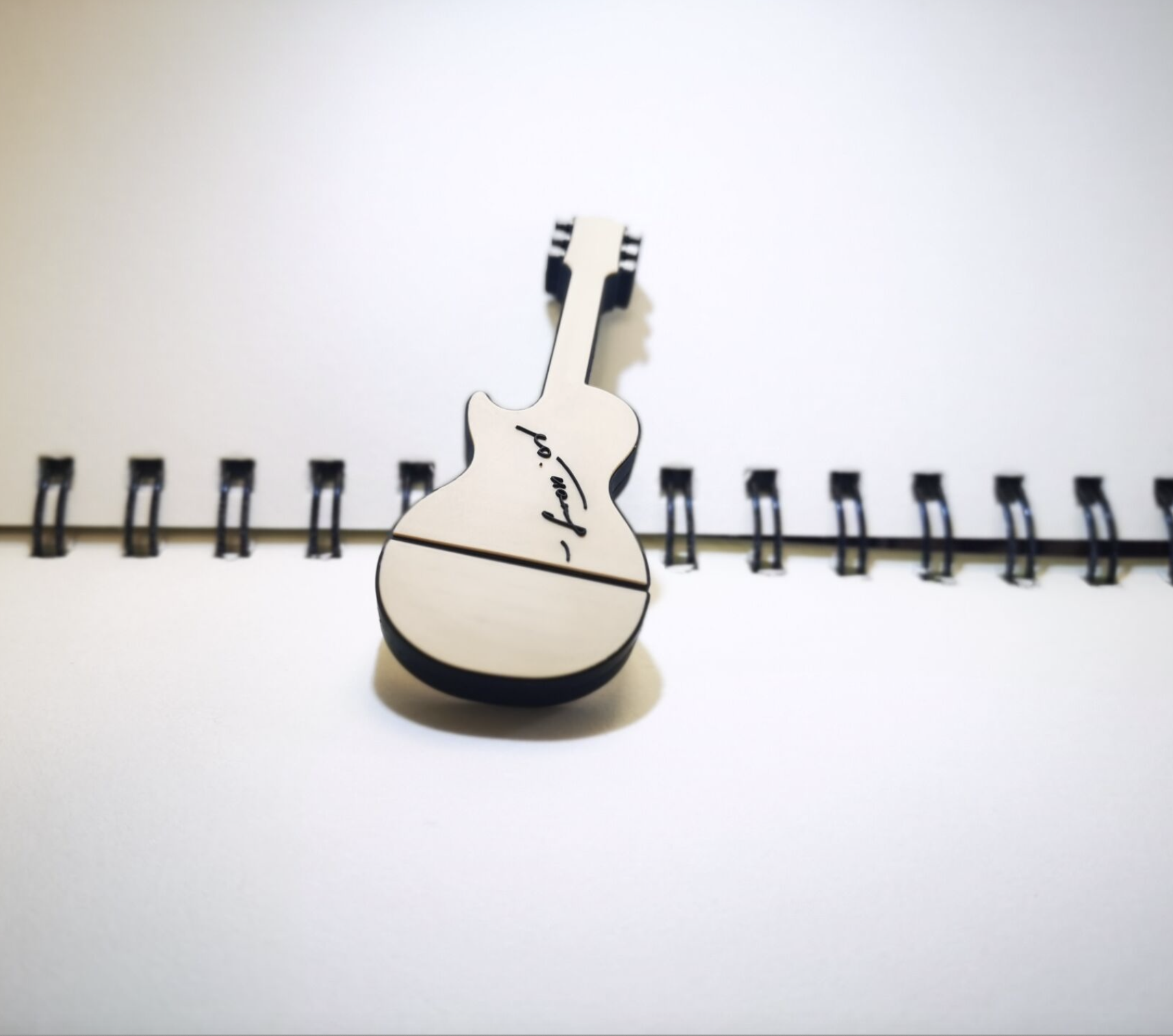 Chiavetta USB A Forma Di Chitarra Nera - Capacità Variabile - Divertente Gadget In PVC