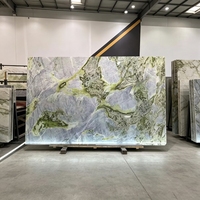Dalles de marbre polies et étanches pour atelier intérieur – Écologiques, durables, texture pierre naturelle de luxe pour comptoir de cuisine de villa