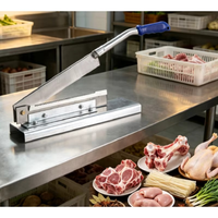 Équipement de découpe d'os de qualité industrielle conçu pour la manipulation des cuisses de poulet, des côtes de poisson et des sections de viande dure.