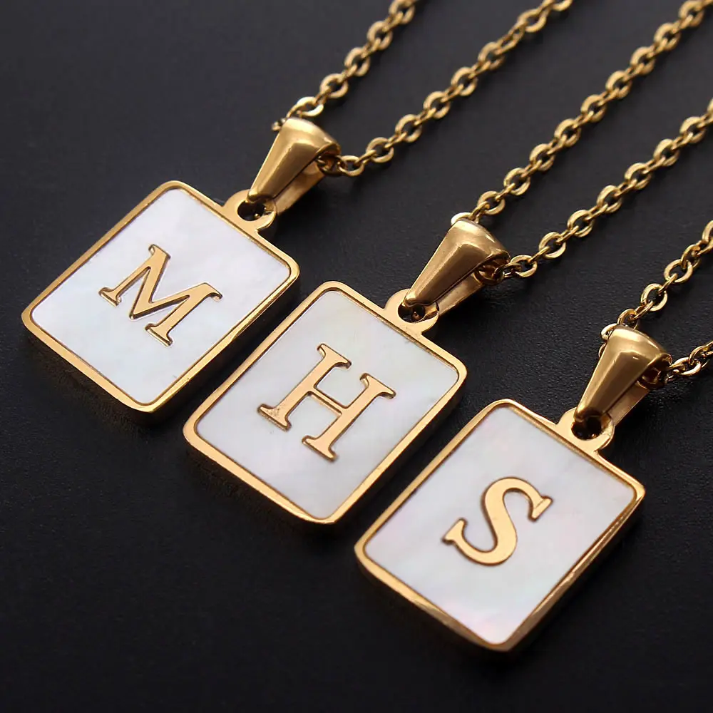 Vente en gros de collier à la mode carré en coquillage blanc pour femmes en acier inoxydable or 18 carats lettre A-Z initiale pendentif chaîne bijoux