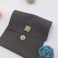 Pochette à bijoux portable en microfibre avec fermoir doré, sac de rangement carré personnalisable pour bagues, boucles d'oreilles, clous et pendentifs