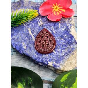 Piedra Tallada con Motivos Florales de Rubí para Colgante - Fortalece las Relaciones y Promueve la Estabilidad - Colgante de Piedra Preciosa - Regalo de Cumpleaños - Product Image 1