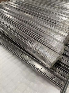 Charnières de piano dorées à espacement des trous personnalisées pour portes de cuisine et de chambre à coucher-Charnière à longue bande continue en acier inoxydable - Product Image 6