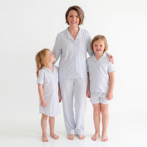 Conjunto de pijamas a juego para la familia, de bambú modal certificado BSCI OEKO TEX, con rayas verticales azul claro y cuello con muescas, para mamá y niñas. - Product Image 1