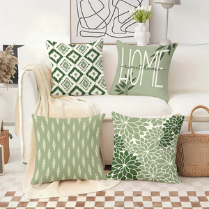 Bantal hijau penuh semangat Natal menghiasi sofa ruang tamu yang nyaman untuk musim liburan Natal. - Product Image 2